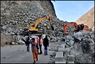 Landslide on Chandigarh Manali NH in Mandi