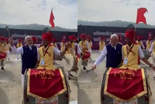 pm-narendra-modi-plays-dhol-in-maharashtras-nagpur