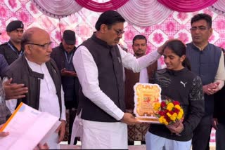 panchayat minister devendra babli honored boxer neetu ghanghas