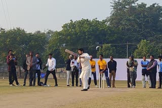 BHU में केंद्रीय मंत्री अनुराग ठाकुर ने खेला क्रिकेट