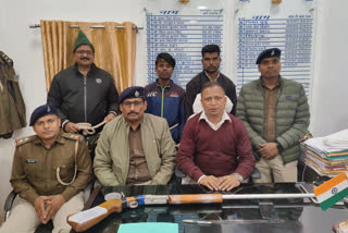 Police arrested two people with illegal weapons In Ranchi