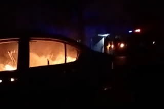 मोतिहारी एनएच पर खड़ी कार में लगी आग