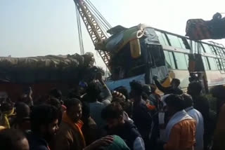 TOURIST BUS GOING FROM BENGAL TO AGRA COLLIDED IN  BIHAR
