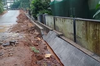 kozhikode  Drainage wall collapsed in rain  DRAINAGE WALL COLLAPSED  കോഴിക്കോട്  കുറ്റിപ്പാല  കുറ്റിപ്പാല ചെയർനമംഗല്ലൂർ റോഡ്  രണ്ട് ദിവസം മുമ്പ് നിര്‍മിച്ച ഓട തകര്‍ന്നു