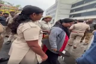 A woman threatening to ksrtc depot officer with sword in mysore