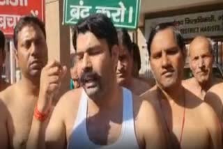 अर्धनग्न प्रदर्शन करते अभिभावक