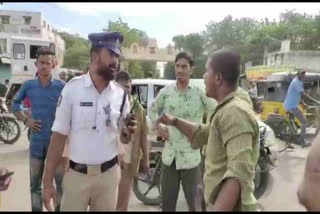 argument between a yong man and traffic police