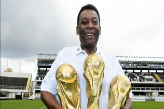 Pele's health improves but he remains in hospital