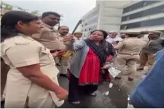 wielding knife Woman threatens KSRTC officials  ഉദ്യോഗസ്ഥര്‍ക്ക് നേരെ വാക്കത്തി ഉയര്‍ത്തി യുവതി  കര്‍ണാടകയിലെ കെഎസ്‌ആര്‍ടിസി  വാക്കത്തി ഉയര്‍ത്തി കട നടത്തുന്ന ആളുടെ ഭാര്യ  കര്‍ണാടക വാര്‍ത്തകള്‍  Karnataka news  brandishing knife woman threatening officials