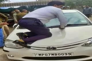 indore traffic policeman dragged on car bonnet in indore traffic cctv video