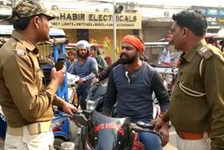 भागलपुर में युवक और पुलिस में बहस