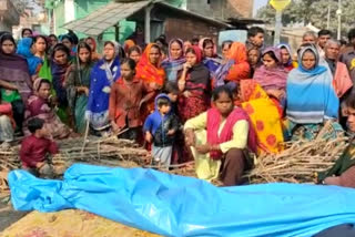 स्कूली छात्रा की संदिग्ध मौत मामले में दूसरे दिन भी ग्रामीणों का प्रदर्शन जारी