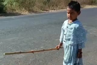 four year old girl walks 25 KM per day for Narmada Parikrama along with her family from Maharashtra