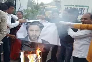 Effigies of Shah Rukh Deepika burnt in indore