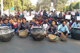 Students jammed Pakur-Dumka main road