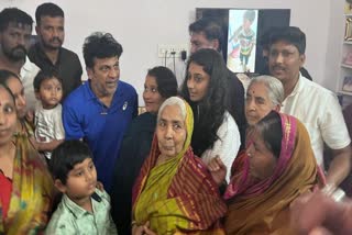 actor shivrajkumar visits fan house in vijayanagara