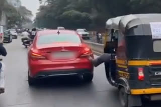 Mercedes stuck in road, Auto-rickshaw driver pushes it with leg