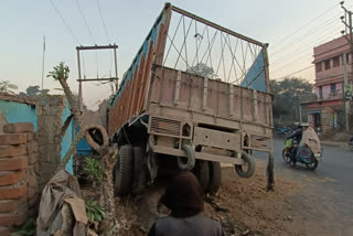 Truck accident on Kandra main road