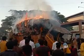Fire in lorry due to short circuit: Goods burned