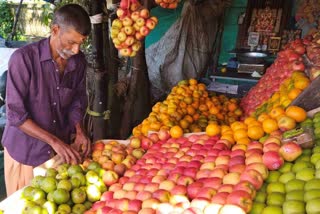 സീസണായിട്ടും തണുത്തുറഞ്ഞു പഴം വിപണി  fruit market crisis in kerala  fruit market in kerala  പഴം വിപണി  പഴങ്ങളുടെ വിപണി പ്രതിസന്ധി  കേരളത്തിലെ പഴം വിപണി  പഴങ്ങളുടെ വില  കേരളത്തിലെ പഴങ്ങളുടെ വില  കാലാവസ്ഥ വ്യതിയാനവും മഴയും  അപ്രതീക്ഷിതമായി എത്തിയ മഴ പഴം വിപണി