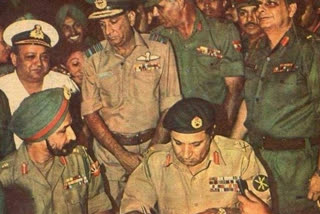 Vijay Diwas 2022  Pak army capitulated and India liberated Bangla  India decisive victory over Pakistan  Pakistan signed the instrument of surrender  1971 India victory over Pakistan  1971ರ ಭಾರತ ಪಾಕ್​ ಯುದ್ಧಕ್ಕೆ 51 ವರ್ಷ ಪೂರ್ಣ  ಹುತಾತ್ಮ ಯೋಧರಿಗೆ ಗೌರವ  ದೆಹಲಿಯ ರಾಷ್ಟ್ರೀಯ ಯುದ್ಧ ಸ್ಮಾರಕ  ರಾಜನಾಥ್​ ಸಿಂಗ್​ ಸೇರಿದಂತೆ ಗಣ್ಯರಿಂದ ಗೌರವ  ಪಾಕಿಸ್ತಾನದ ವಿರುದ್ಧ ಭಾರತ ಗೆದ್ದ 1971ರ ಯುದ್ಧ  ಭಾರತದ ಪ್ರಧಾನಿಯಾಗಿದ್ದ ಇಂದಿರಾ ಗಾಂಧಿ  ಬಾಂಗ್ಲಾದೇಶ ಹೊಸ ರಾಷ್ಟ್ರವಾಗಿ ಉದಯ  ರಾಷ್ಟ್ರೀಯ ಯುದ್ಧ ಸ್ಮಾರಕಕ್ಕೆ ಪುಷ್ಪಾರ್ಚನೆ  ಸ್ಮರಣಾರ್ಥ ವಿಜಯ್ ದಿವಸ್