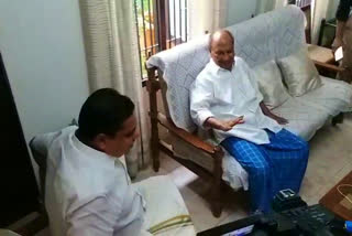 an shamseer visited ak antony  speaker an shamseer  ak antony  shamseer visited ak antony  an shamseer and ak antony  എകെ ആൻ്റണി  സ്‌പീക്കര്‍ എഎന്‍ ഷംസീര്‍  ഷംസീറിനെ പ്രശംസിച്ച് മുതിർന്ന കോൺഗ്രസ് നേതാവ്  നിയമസഭ ലൈബ്രറിയുടെ നൂറാം വാർഷികം  നിയമസഭ