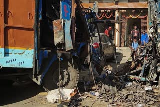 Etv Bharatकटघोरा में ट्रकों की आपस में भिड़ंत, ड्राइवर की फंसकर मौत