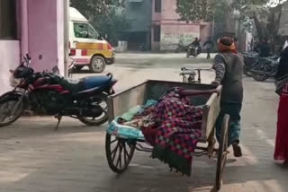 Patient carried 3 kilometer on handcart (Thela) in Kushinagar