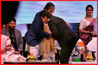 Shah Rukh Khan touched feet of Amitabh Bachchan and Jaya Bachchan at Kolkata International Film Festival 2022
