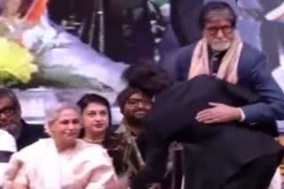 Shah Rukh Khan touched feet of Amitabh Bachchan