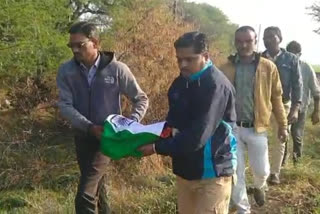 ujjain peacock last rites by wrapping on tricolor