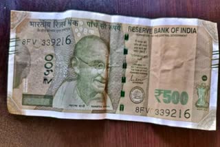 500 rupees notes found in kurkure packet