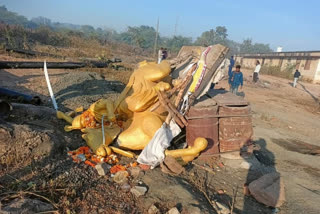 Statue of Jhalkari Bai in Pichor broken