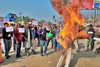 बगहा में बीजेपी कार्यकर्ताओं ने सीएम नीतीश का पुतला फूंका