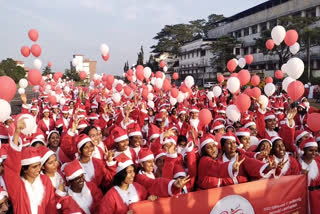 kottayam christmas celebration rally  christmas celebration rally  christmas celebration  kottayam christmas celebration  നഗരവീഥി കീഴടക്കി ക്രിസ്‌മസ് പാപ്പാമാര്‍  ക്രിസ്‌മസ്  ക്രിസ്‌മസ് പാപ്പാമാരുടെ റാലി  ക്രിസ്‌മസ് വിളംബര റാലി