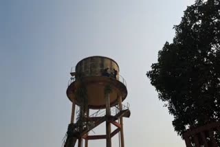 pratapgarh girl climbed on tank