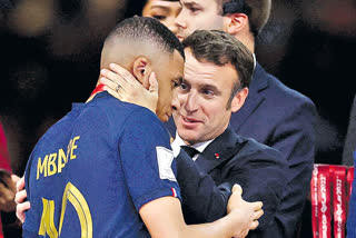 FIFA World Cup  Kylian Mbappe consoled by French President  French President Emmanuel Macron  ಫ್ರಾನ್ಸ್​ ಫುಟ್ಬಾಲ್​ ಹೀರೋ ಎಂಬೆಪ್ಪೆ  ಎಂಬೆಪ್ಪೆಯನ್ನು ಸಮಾಧಾನ ಪಡಿಸಿದ ಫ್ರೆಂಚ್​ ಅಧ್ಯಕ್ಷ  ಫ್ರಾನ್ಸ್​ ತಂಡದ ಗೆಲುವಿನ ಆಸೆ  ವಿಶ್ವದ ಶ್ರೇಷ್ಠ ಫುಟ್ಬಾಲ್ ಆಟಗಾರ  ಲಿಯೋನೆಲ್ ಮೆಸ್ಸಿ ಮತ್ತು ಯುವ ತಾರೆ ಕೈಲಿಯನ್ ಎಂಬಪ್ಪೆ  ಪಂದ್ಯದುದ್ದಕ್ಕೂ ಮಿಂಚಿದ್ದ ಎಂಬಪ್ಪೆ ಶ್ರಮ ಕೊನೆಗೂ ವಿಫಲ