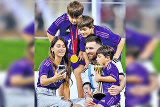 FIFA World Cup  36 year After won the match  Messi celebrated with his wife and children  FIFA World Cup news  36 ವರ್ಷಗಳ ಬಳಿಕ ಒಲಿದ ಗೆಲುವು  ಹೆಂಡ್ತಿ ಮಕ್ಕಳೊಡನೆ ಸಂಭ್ರಮಿಸಿದ ಮೆಸ್ಸಿ  ಅರ್ಜೆಂಟೀನಾ ತಂಡ ವಿಶ್ವಕಪ್​ ಗೆದ್ದ  ಪಂದ್ಯದ ಹೀರೋ ಆಗಿ ಮಿಂಚಿದ್ದ ಲಿಯೋನೆಲ್​ ಮೆಸ್ಸಿ  ಲಿಯೋನೆಲ್​ ಮೆಸ್ಸಿ ತಮ್ಮ ಕುಟುಂಬದೊಂದಿಗೆ ಸಂಭ್ರಮ  ಲುಸೇಲ್ ಸ್ಟೇಡಿಯಂ ಐತಿಹಾಸಿಕ ಫುಟ್‌ಬಾಲ್ ಪಂದ್ಯ ಸಾಕ್ಷಿ  ಉತ್ತಮ ಯುವ ಆಟಗಾರ ಪ್ರಶಸ್ತಿ  ಪ್ರಶಸ್ತಿ ಪ್ರದಾನ ಕಾರ್ಯಕ್ರಮ  ಗೋಲ್ಡನ್ ಗ್ಲೋವ್ಸ್ ಪ್ರಶಸ್ತಿ  ಗೋಲ್ಡನ್ ಬೂಟ್ ಪ್ರಶಸ್ತಿ