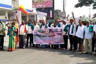 Farmers protest by blocking the roads