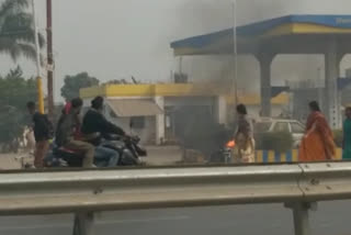 बेगूसराय में पेट्रोल पंप पर बाइक में आग लगी