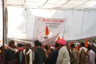دہلی کے رام لیلا میدان میں کسانوں کا حکومت کے خلاف احتجاج