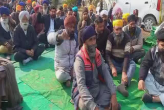 In Gurdapur farmers staged a dharna outside the sugar mill