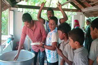 Teacher distributed Kabsa  സ്‌കൂളിലെ കബ്‌സ വിതരണം  കബ്‌സ വിതരണം  മലപ്പുറം സ്‌കൂളിലെ കബ്‌സ വിതരണം  അര്‍ജന്‍റീനയുടെ കടുത്ത ആരാധകന്‍  വാക്ക് പാലിച്ച് അധ്യാപകന്‍  കബ്‌സ