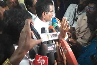 மாவட்ட ஊராட்சி துணைத் தலைவர் தேர்தலின் போது அதிமுக மாவட்ட கவுன்சிலர் கடத்தல்?