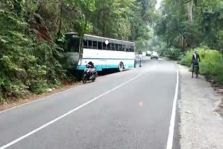 KSRTC bus lost its brakes  kerala news  malayalam news  KSRTC bus lost its brakes near anjaam mile  Brake of KSRTC bus lost in Neriyamangalam forest  KSRTC bus break lost  idukki news  KSRTC accident  ബസിന്‍റെ ബ്രേക്ക്‌ നഷ്ട്ടപ്പെട്ടു  കെഎസ്‌ആർടിസി ബസിന്‍റെ ബ്രേക്ക്‌ നഷ്ട്ടപ്പെട്ടു  കേരള വാർത്തകൾ  മലയാളം വാർത്തകൾ  വാഹനം ഇടുപ്പിച്ച് നിർത്തി  ഇടുക്കി വാർത്തകൾ  കെഎസ്‌ആർടിസി  ബ്രേക്ക്‌ നഷ്ട്ടപ്പെട്ടു