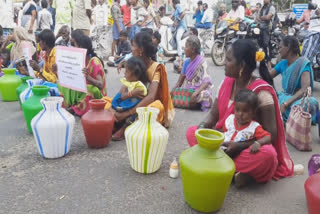 காலிக்குடங்களுடன் சாலை மறியியலில் ஈடுபட்ட பெண்கள்; போக்குவரத்து பாதிப்பு