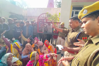 Protest of locals against theft and firing case in Bharatpur, demand to arrested accused