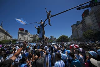 lionel messi  lionel messi news  Argentina victory parade news  Argentina victory parade abandon  lionel messi Evacuated By Helicopter  ലയണല്‍ മെസി  ഖത്തര്‍ ലോകകപ്പ്  ഫിഫ ലോകകപ്പ് 2022  അർജന്‍റീനയുടെ വിക്‌ടറി പരേഡ് അലങ്കോലം  അര്‍ജന്‍റീന ഫുട്‌ബോള്‍ ടീം  Argentina football team