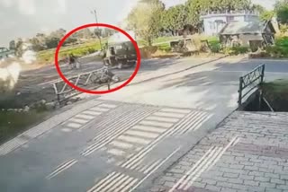 Horrific video of accident bike rider died in few seconds due to collision with tempo in Kaladhungi of uttarakhand