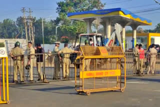 Dargah evacuation operation  evacuation operation amid heavy police presence  Dargah evacuation operation in Hubli  ದರ್ಗಾ ತೆರವು ಕಾರ್ಯಾಚರಣೆ  ಪೊಲೀಸ್ ಬಂದೋಬಸ್ತ್​ ನಡುವೆ ದರ್ಗಾ ತೆರವು ಕಾರ್ಯಾಚರಣೆ  ಸಂಚಾರ ಮಾರ್ಗ ಬದಲಾವಣೆ  ಬಿಗಿ ಪೊಲೀಸ್​ ಬಂದೋಬಸ್ತ್​ ನಡುವೆ ದರ್ಗಾ ತೆರವು  ವಾಹನ ಸವಾರರಿಗೆ ಮಾರ್ಗ ಬದಲಾಯಿಸಿ ಬೇರೆ ವ್ಯವಸ್ಥೆ  ಭೈರಿದೇವರಕೊಪ್ಪದ ಬಳಿಯಿರುವ ದರ್ಗಾ ತೆರವು ಕಾರ್ಯಾಚರಣೆ  ಸೂಕ್ತ ಭದ್ರತೆಯೊಂದಿಗೆ ತೆರವು ಕಾರ್ಯ  ಬಿಆರ್​ಟಿಎಸ್ ಮಾರ್ಗ ಬದಲಾವಣೆ  ಬಿಆರ್‌ಟಿಎಸ್‌ ಯೋಜನೆ ಅನುಷ್ಠಾನ  ದರ್ಗಾದ ಆಡಳಿತ ಮಂಡಳಿ  ಭೂಸ್ವಾಧೀನದ ವಿರುದ್ಧ ತಡೆಯಾಜ್ಞೆ